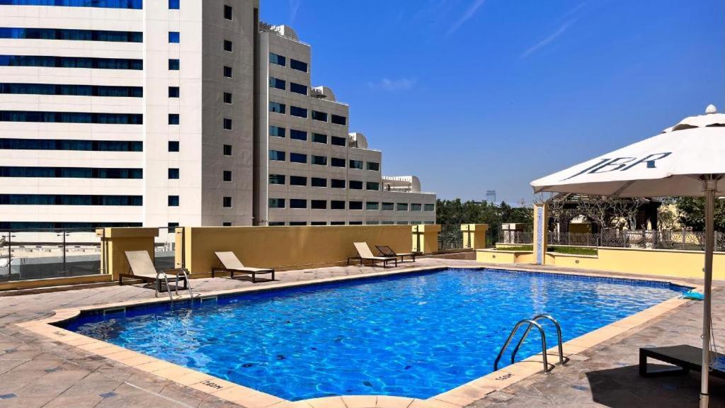 The Journey - Infront Of Tram-metro, Access To Beach, Pool & Gym - Enjoy Our Seaview - Coworking Space - Resident Housekeeping - Inhouse Food Menu - All At Jumierah Beach Residence, Marina Hostal *