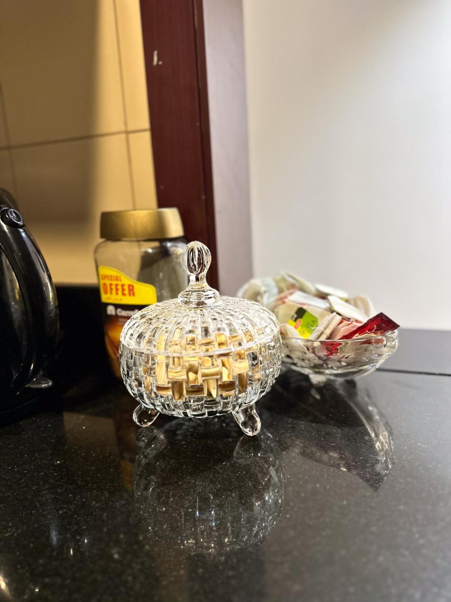 Hostal The Journey - Infront Of Tram-metro, Access To Beach, Pool & Gym - Enjoy Our Seaview - Coworking Space - Resident Housekeeping - Inhouse Food Menu - All At Jumierah Beach Residence, Marina