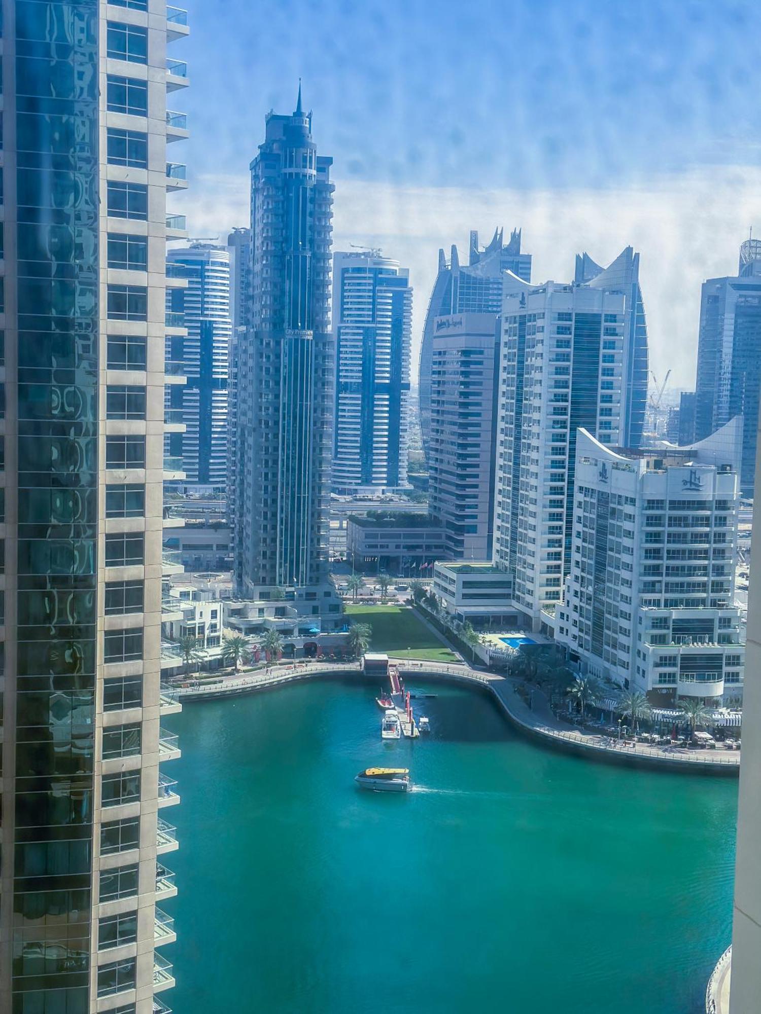 The Journey - Infront Of Tram-metro, Access To Beach, Pool & Gym - Enjoy Our Seaview - Coworking Space - Resident Housekeeping - Inhouse Food Menu - All At Jumierah Beach Residence, Marina Hostal *