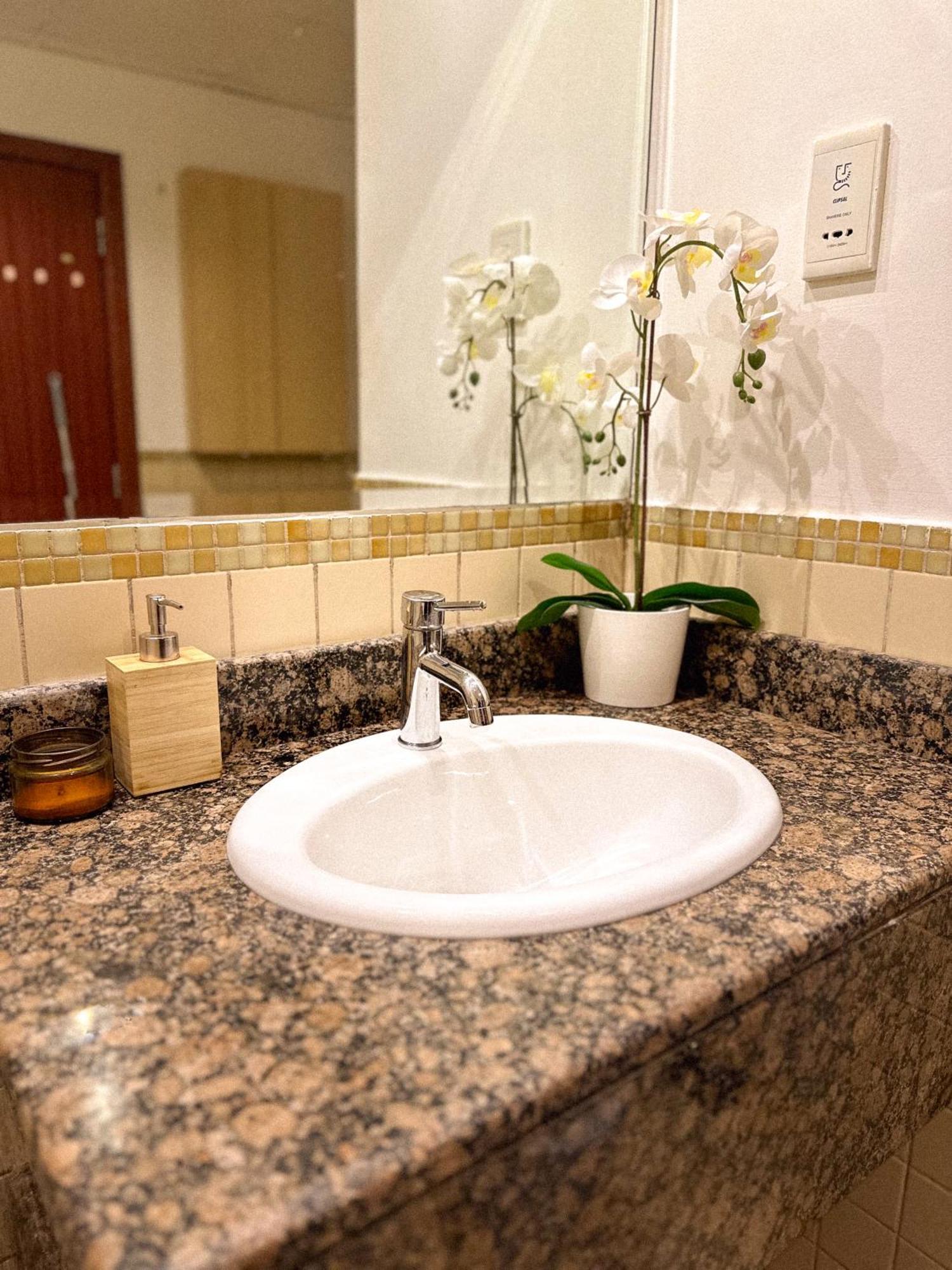 The Journey - Infront Of Tram-metro, Access To Beach, Pool & Gym - Enjoy Our Seaview - Coworking Space - Resident Housekeeping - Inhouse Food Menu - All At Jumierah Beach Residence, Marina Dubái