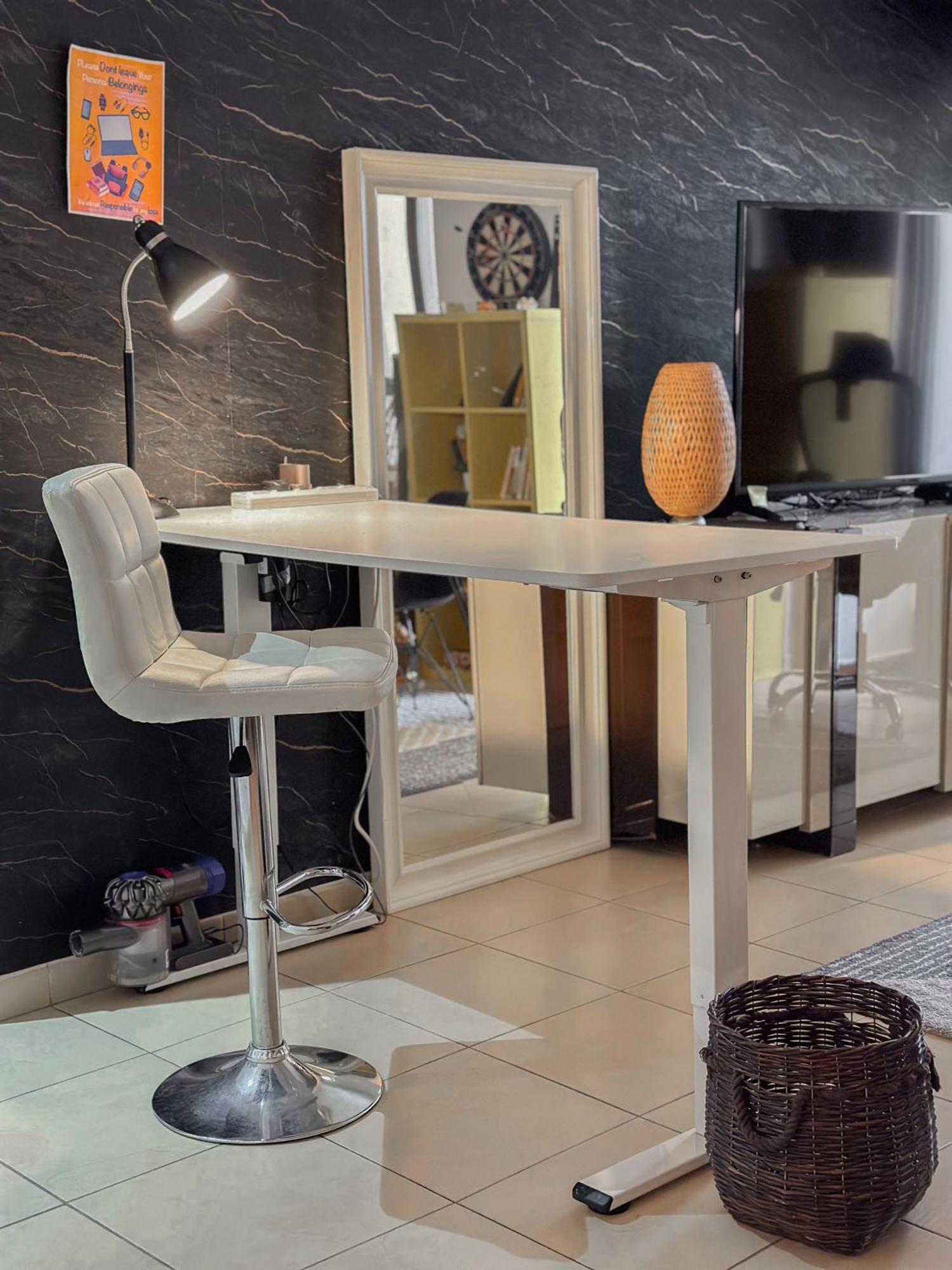 The Journey - Infront Of Tram-metro, Access To Beach, Pool & Gym - Enjoy Our Seaview - Coworking Space - Resident Housekeeping - Inhouse Food Menu - All At Jumierah Beach Residence, Marina Hostal