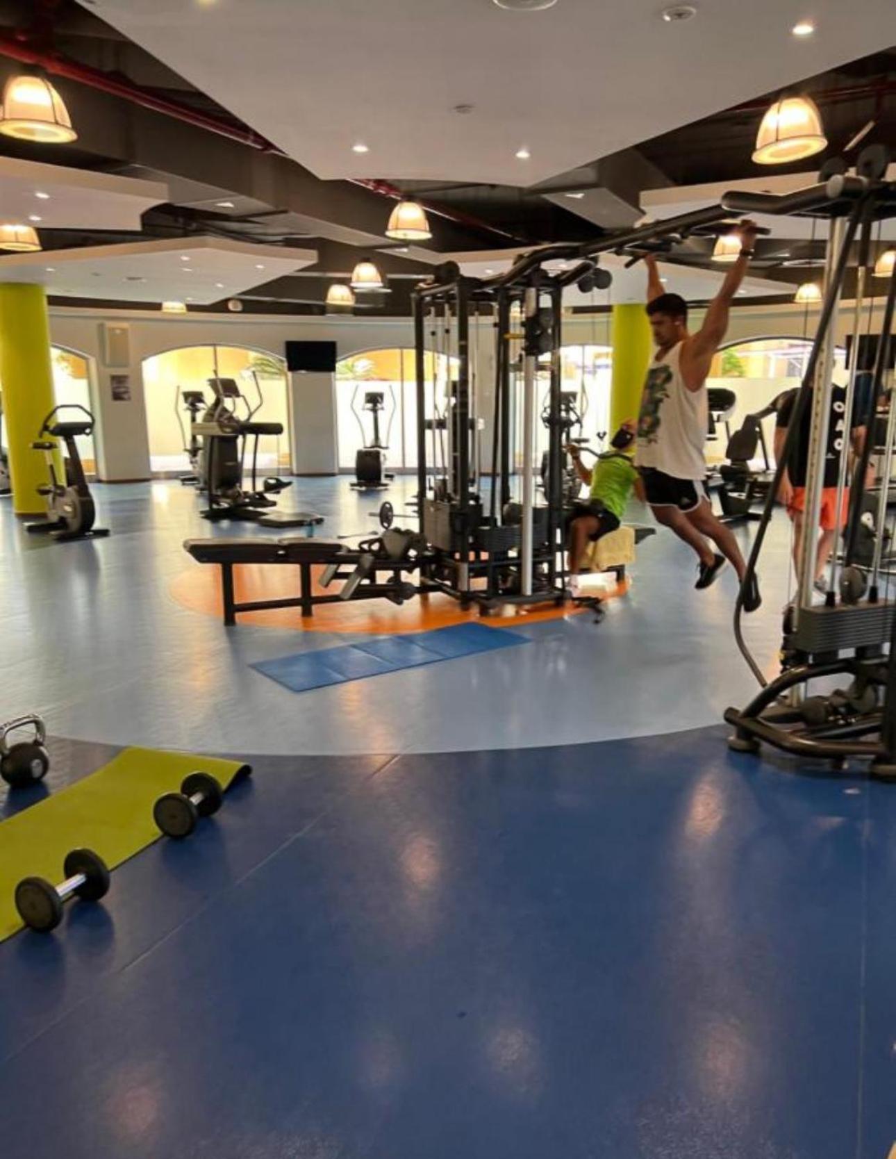 The Journey - Infront Of Tram-metro, Access To Beach, Pool & Gym - Enjoy Our Seaview - Coworking Space - Resident Housekeeping - Inhouse Food Menu - All At Jumierah Beach Residence, Marina Hostal *
