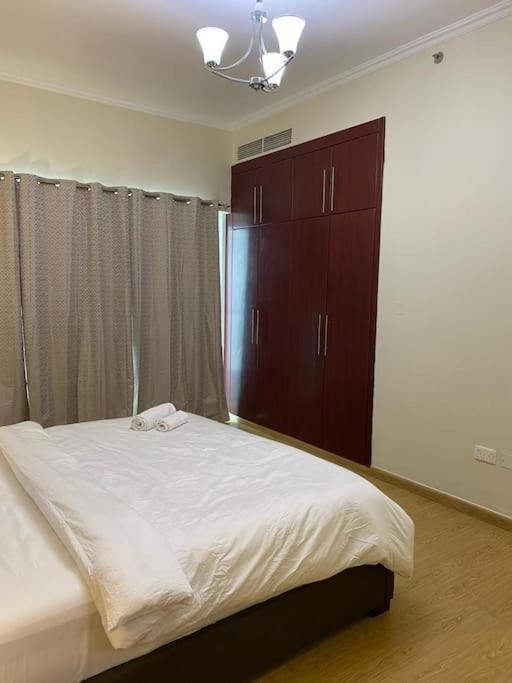 Apartamento Elite Luxury - Spacious 2br Apt 1517 Sqft In Marina Both Bedroom Ensuite Walking To Metro Restaurants Beach Mall Marina Walk Dubái