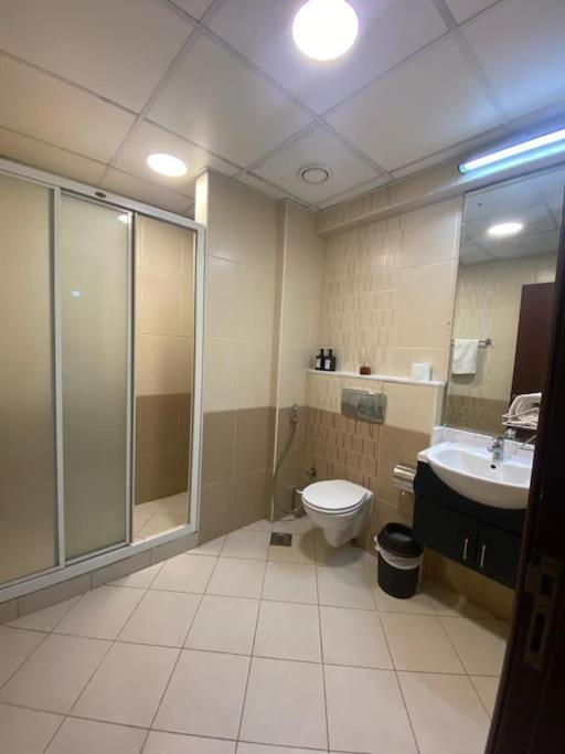 Apartamento Elite Luxury - Spacious 2br Apt 1517 Sqft In Marina Both Bedroom Ensuite Walking To Metro Restaurants Beach Mall Marina Walk Dubái