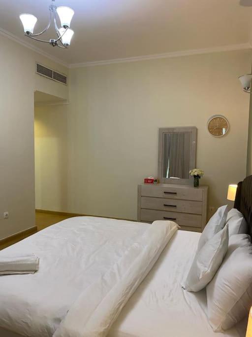 Apartamento Elite Luxury - Spacious 2br Apt 1517 Sqft In Marina Both Bedroom Ensuite Walking To Metro Restaurants Beach Mall Marina Walk Dubái