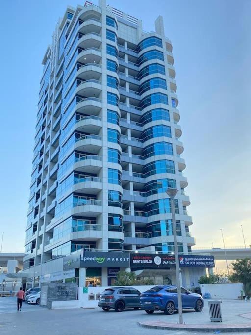 Apartamento Elite Luxury - Spacious 2br Apt 1517 Sqft In Marina Both Bedroom Ensuite Walking To Metro Restaurants Beach Mall Marina Walk Dubái