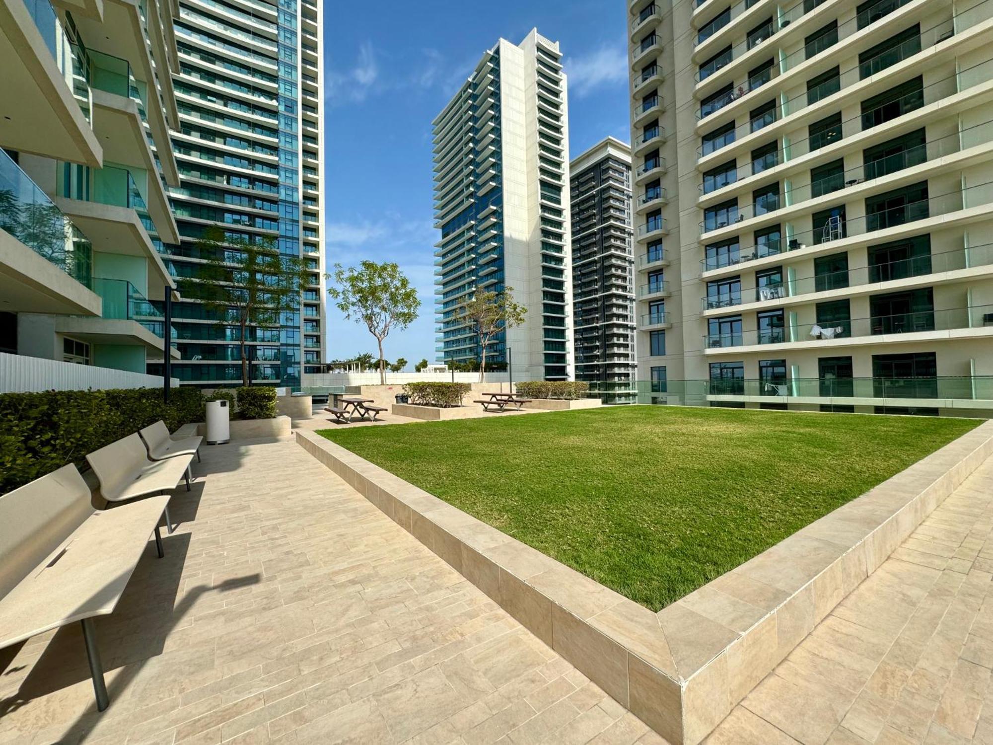 Apartamento Luxury Living Private Beach, Emaar Beachfront Dubái