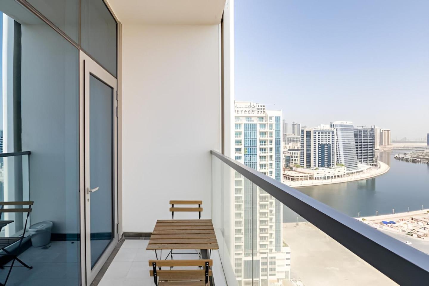 Business Bay, Compact, Modern *