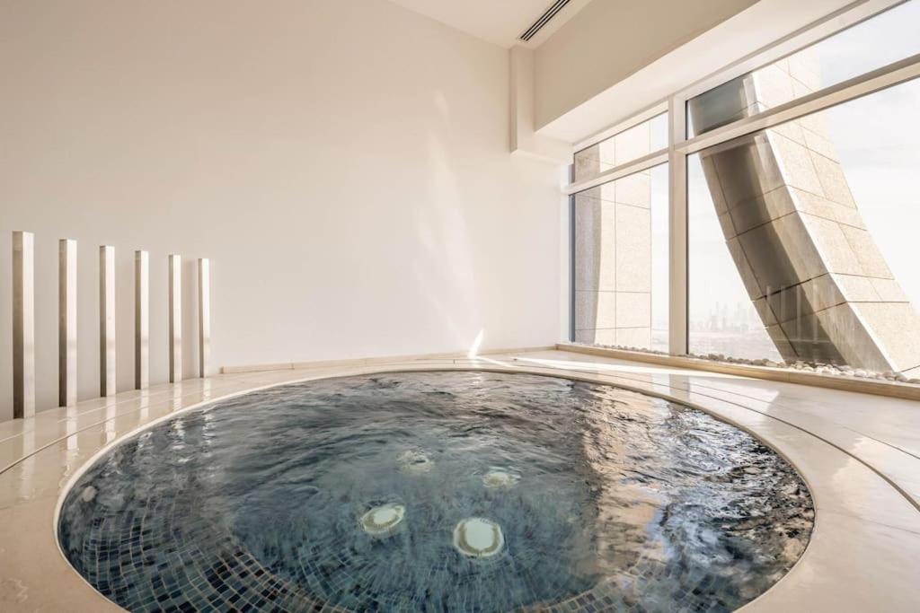 Luxury Retreat, & Sea Views, Metro Nearby Appartement Dubai