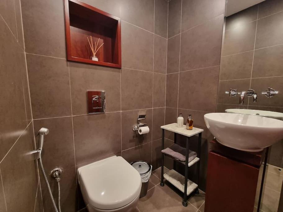 Luxury Retreat, & Sea Views, Metro Nearby Appartement