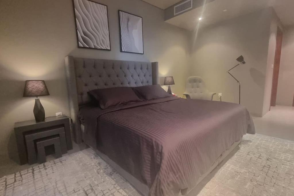 Luxury Retreat, & Sea Views, Metro Nearby Appartement