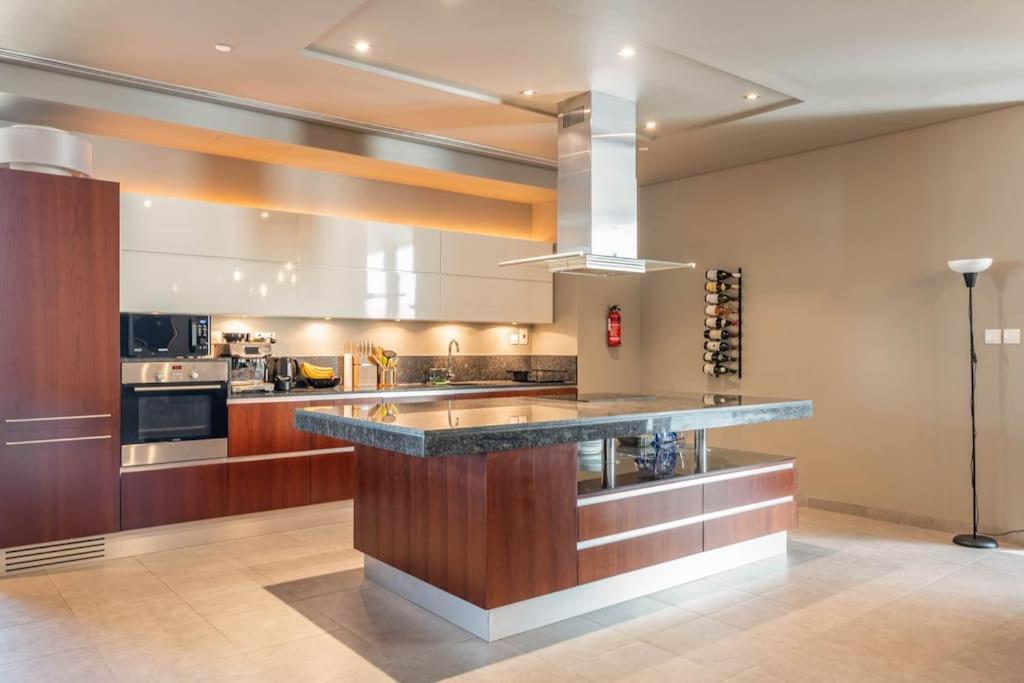 Luxury Retreat, & Sea Views, Metro Nearby Appartement