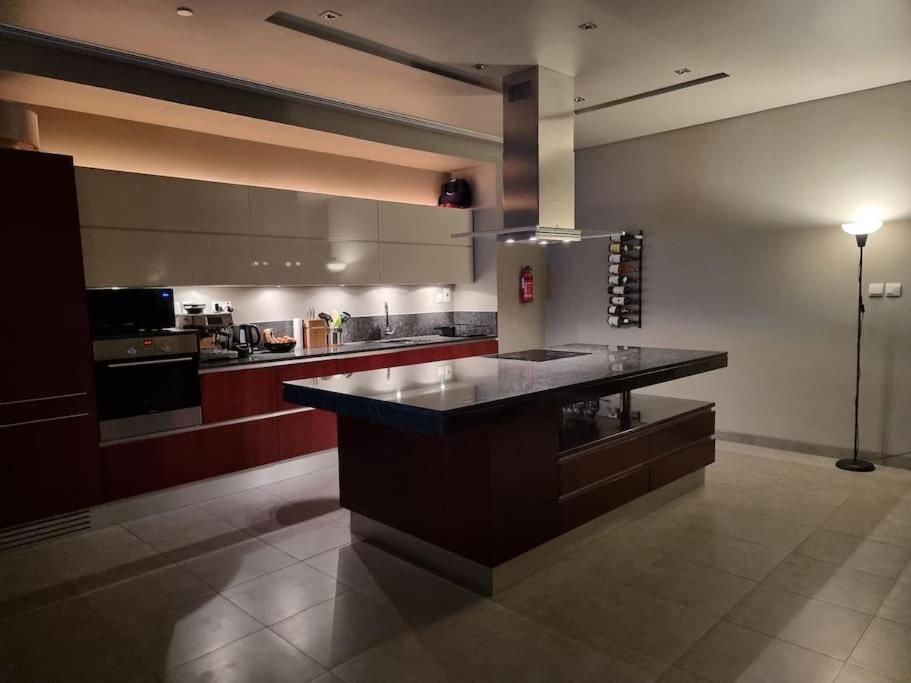 Luxury Retreat, & Sea Views, Metro Nearby Appartement *