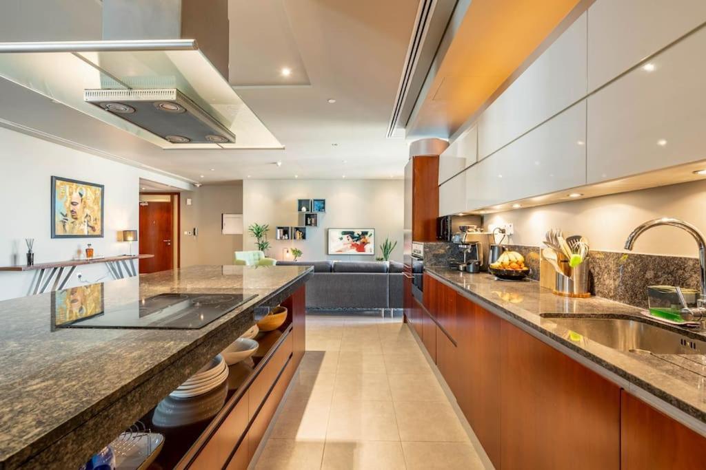 Luxury Retreat, & Sea Views, Metro Nearby Appartement Dubai