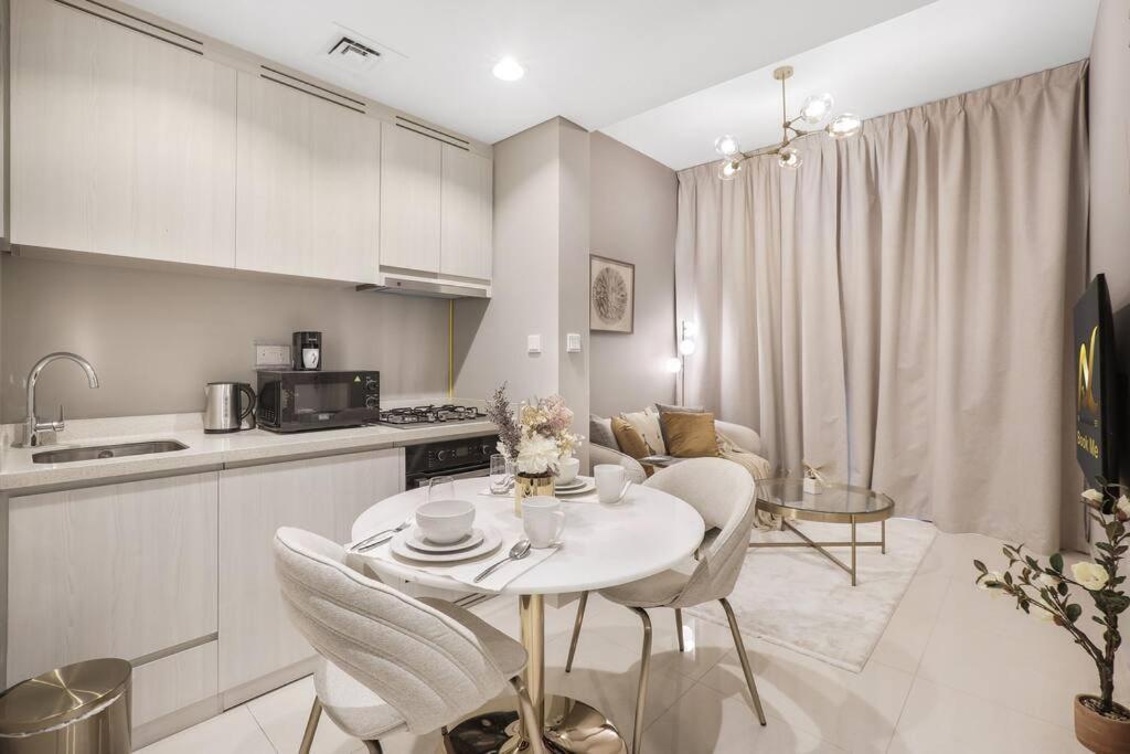 Luxury 1 Bedroom With Spectacular Burj And Canal Views Hébergement de vacances Dubaï