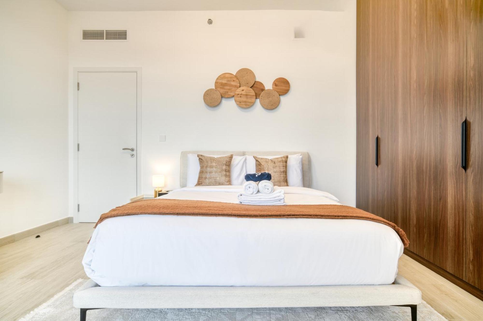 Coastal Luxury: 2br Retreat With Sea Views