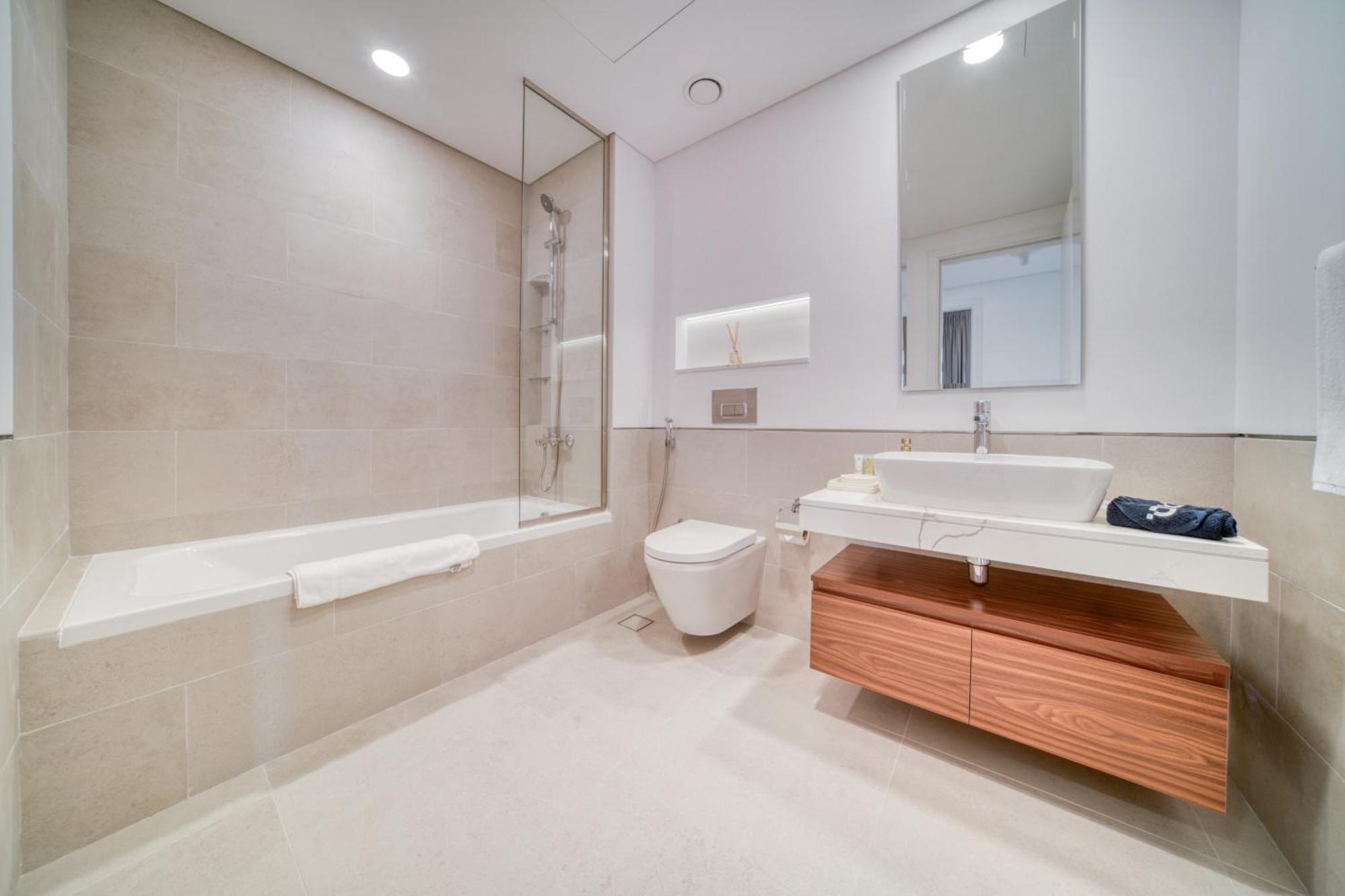 Coastal Luxury: 2br Retreat With Sea Views Apartamento Dubai