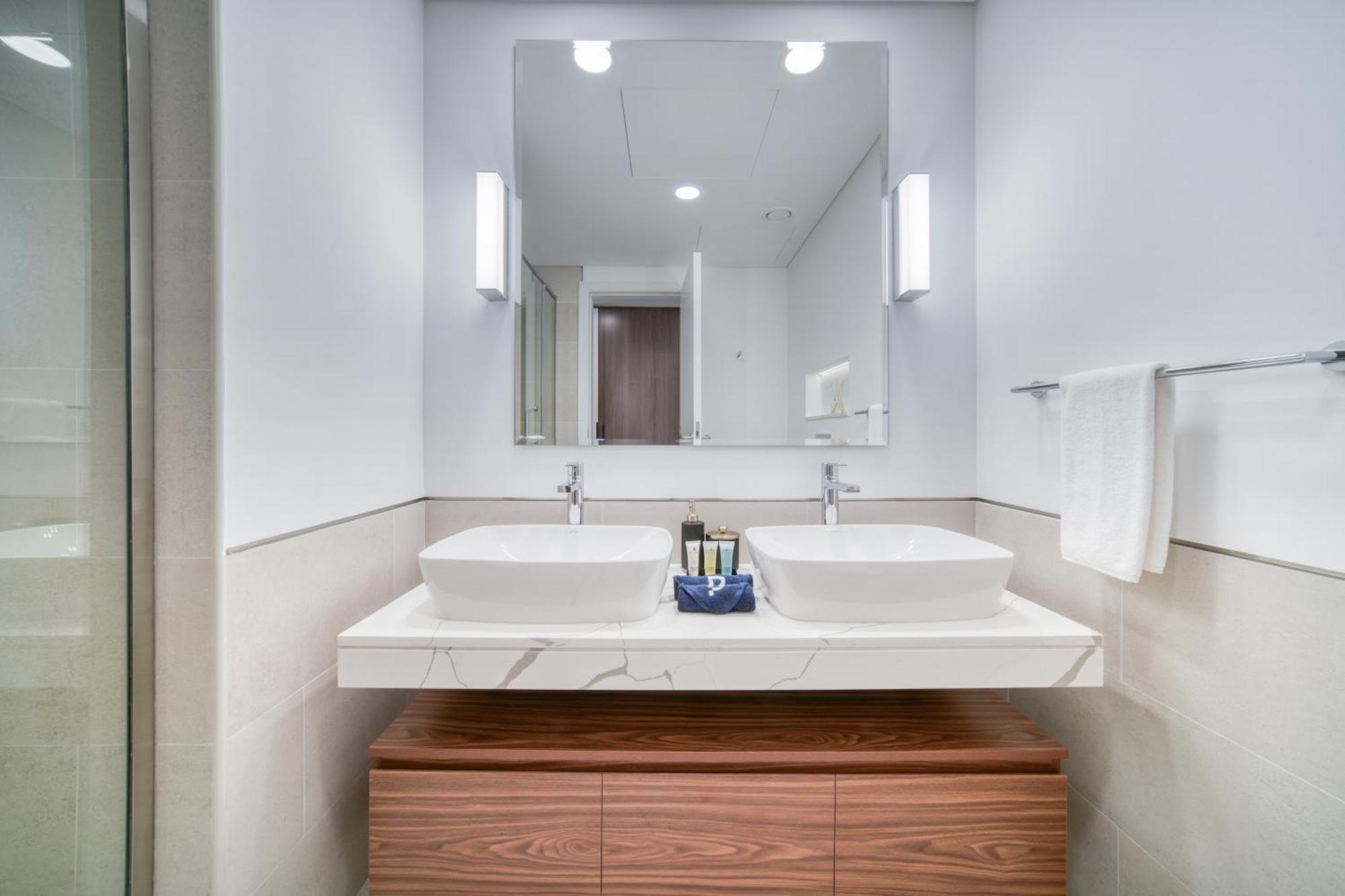 Coastal Luxury: 2br Retreat With Sea Views Apartamento Dubai
