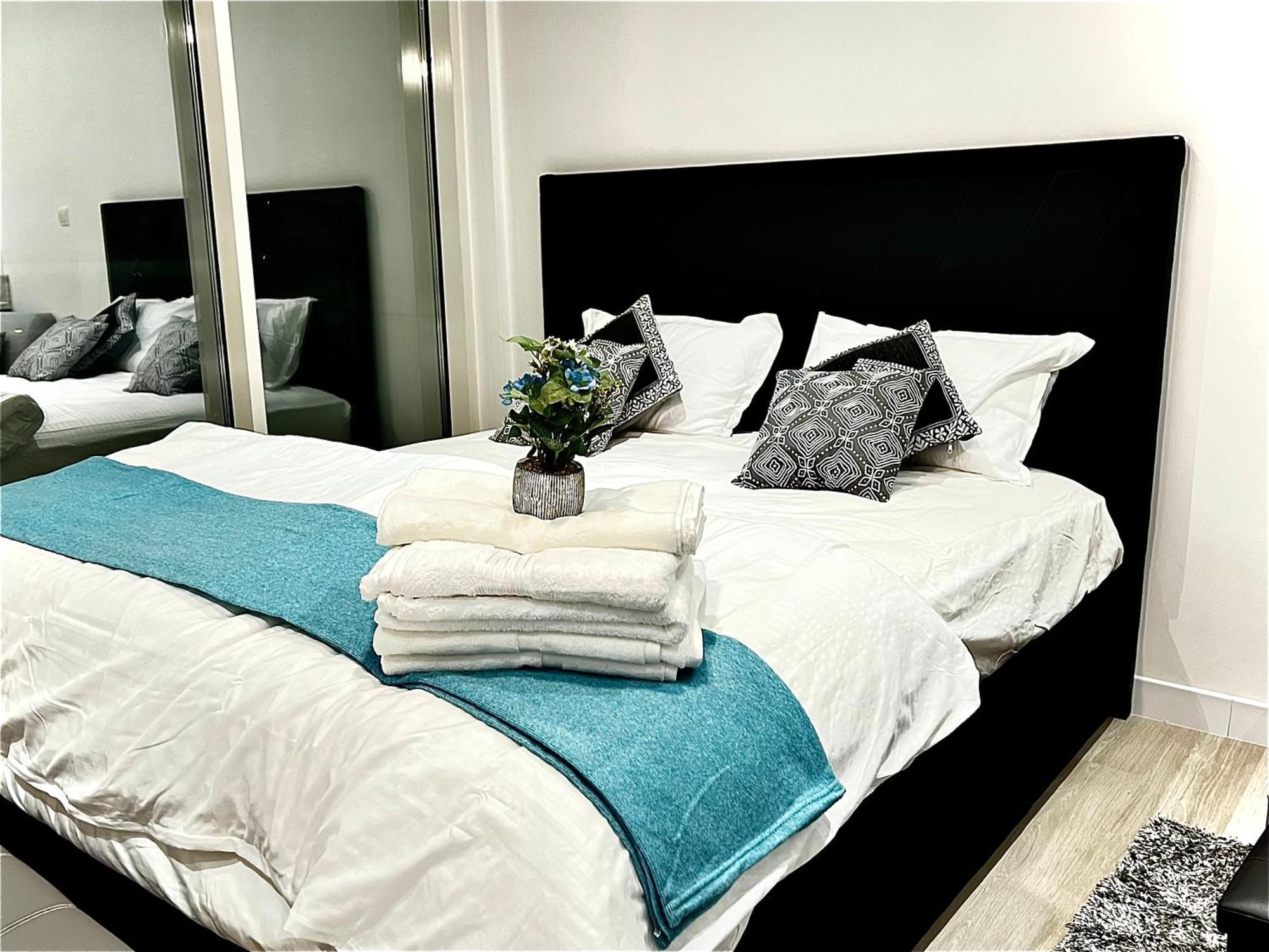Brand New Modern High Floor Near Burj Dubai