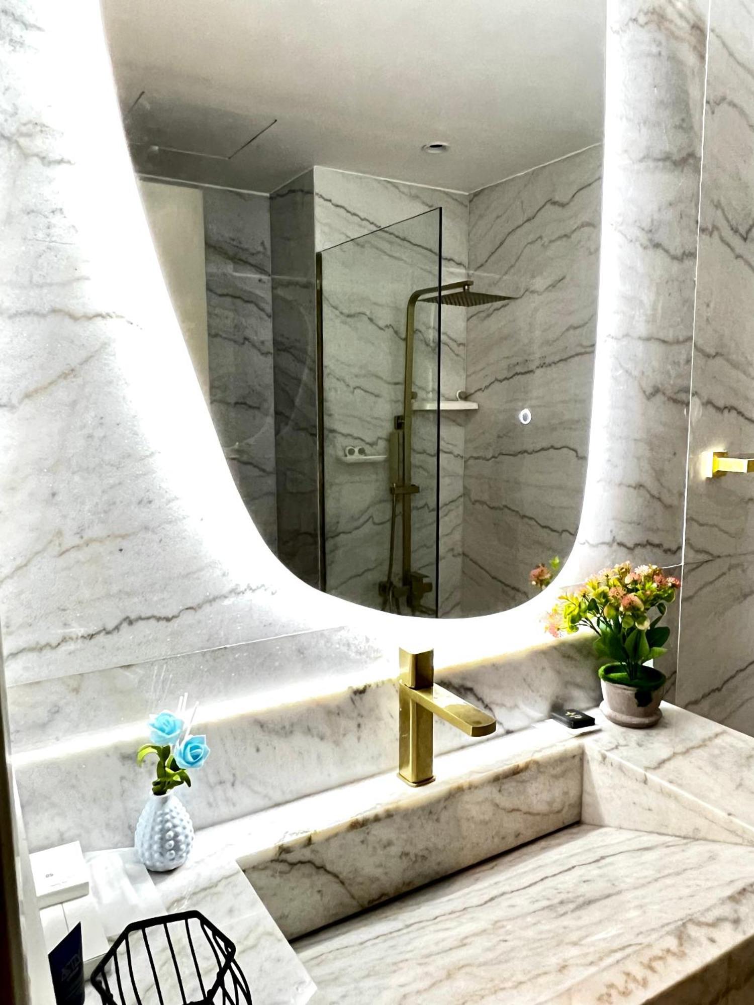 Brand New Modern High Floor Near Burj Apartment *