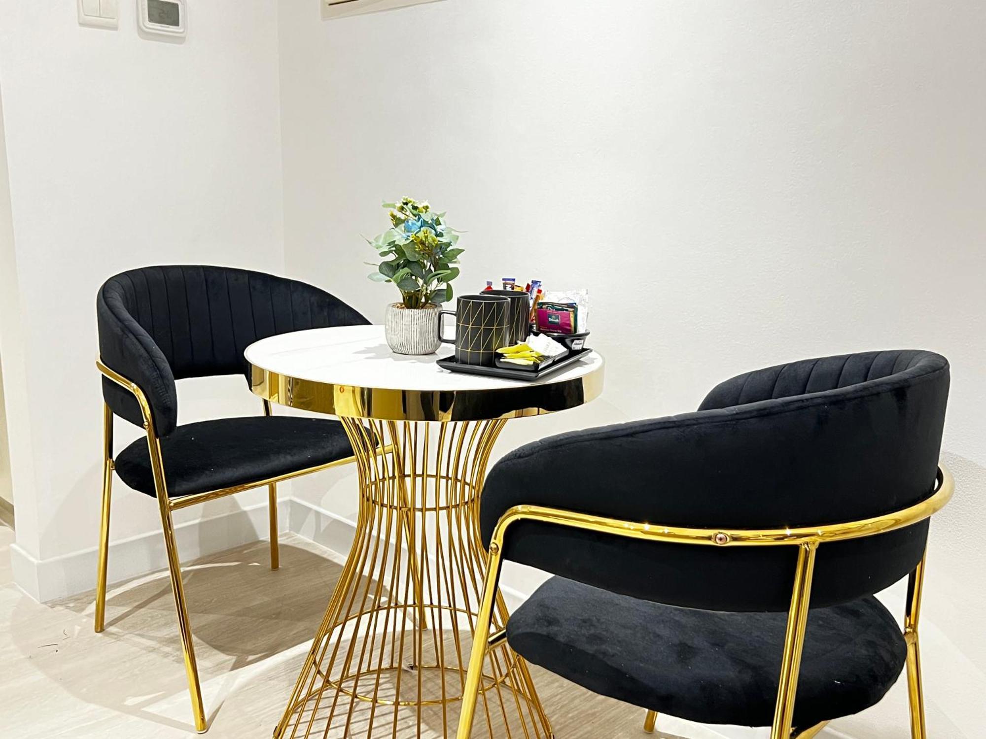 Brand New Modern High Floor Near Burj Dubai