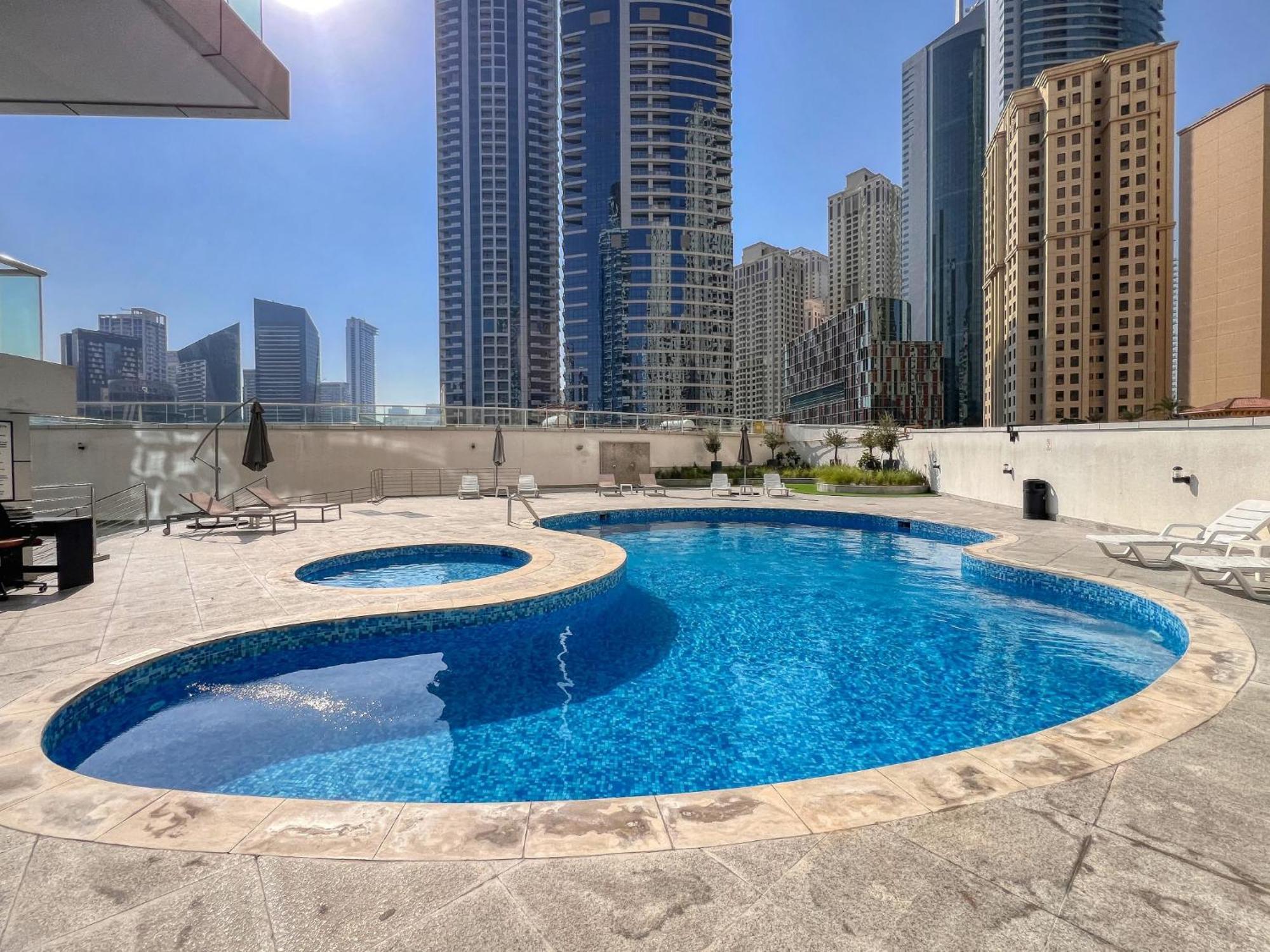 Stylish Space With Balcony Facing The Marina! *