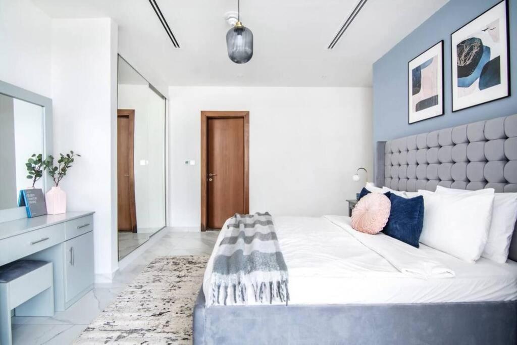 Lux Marasi Moods 2bd 7px Burj Khalifa & Canal Views Apartamento Dubái
