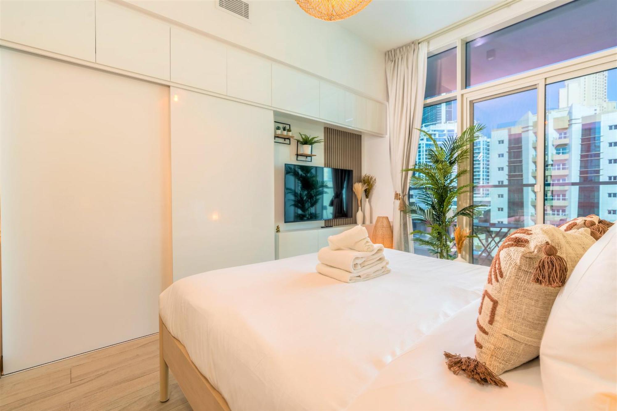 Stunning With Balcony & Marina View Apartamento