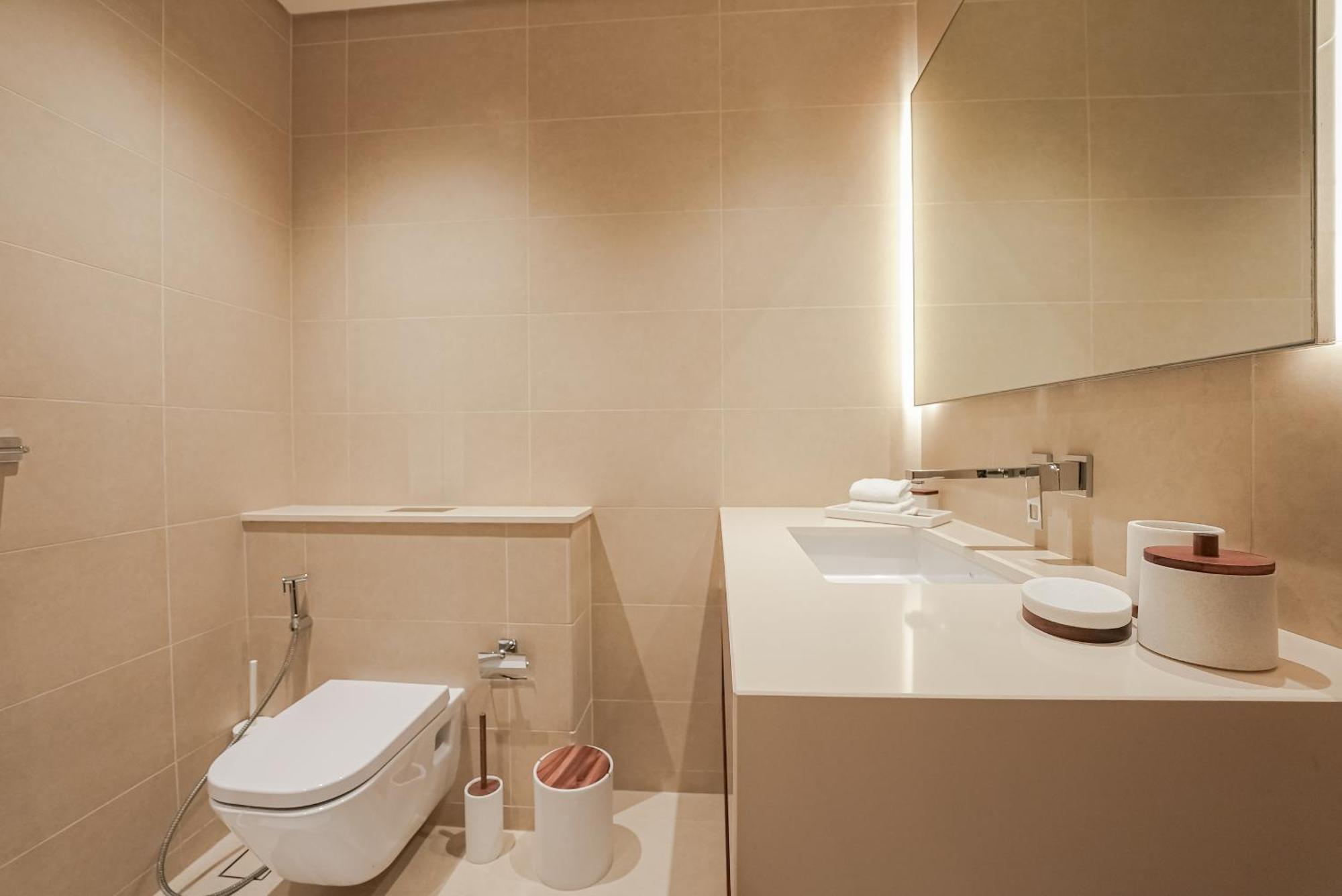 Luxe Living: Spacious Waterfront 2br In Marina Gate Apartament