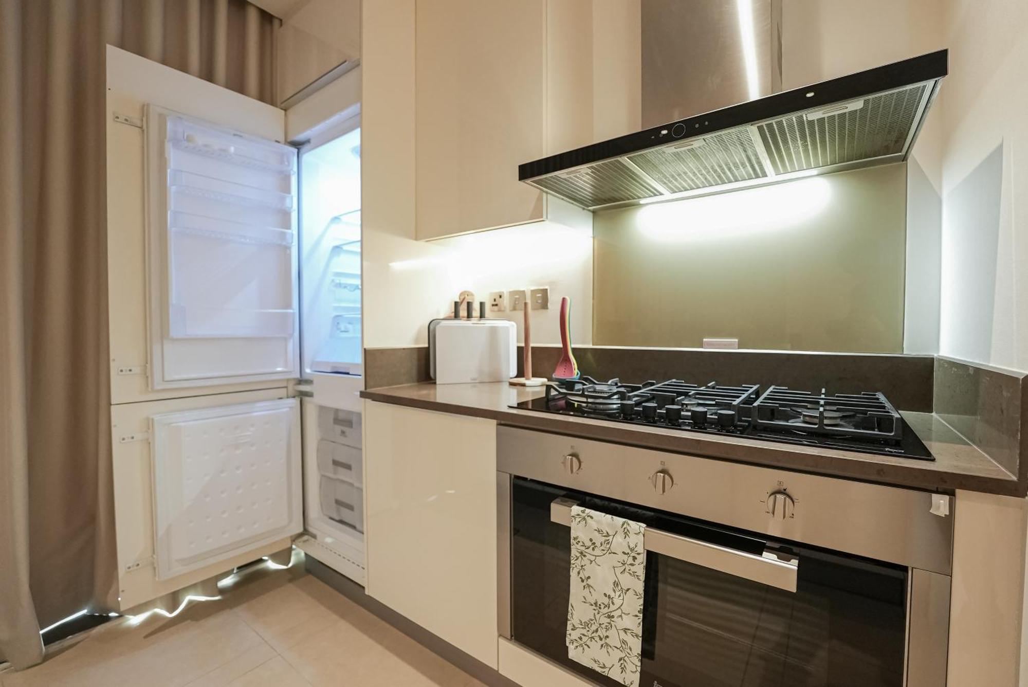 Luxe Living: Spacious Waterfront 2br In Marina Gate Apartament *