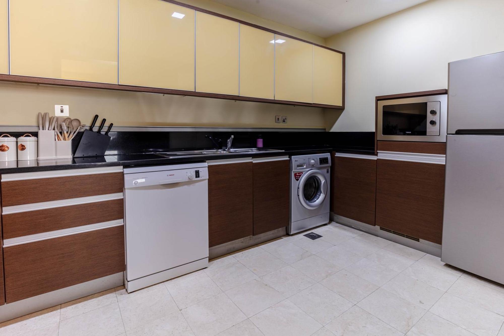 Spacious 2-bedroom Beachfront With Pool Appartement Dubai