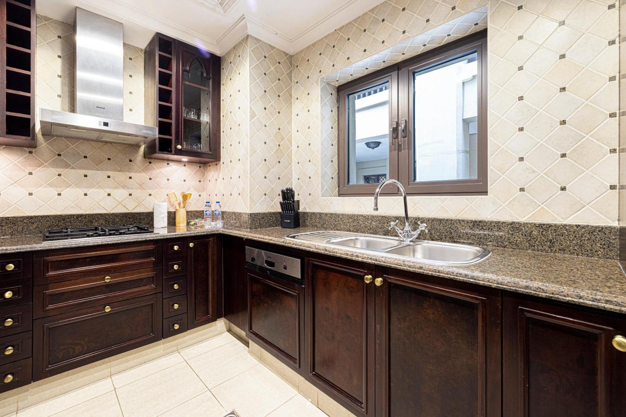 Luxurious Unique 2 Bed With Private Jacuzzi & Garden - Connected To Souk Al Bahar - Mall