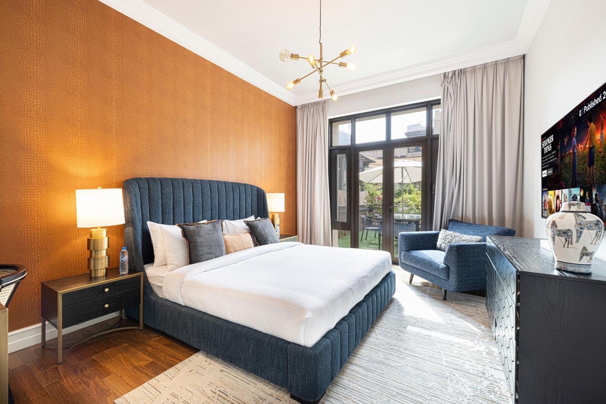 Luxurious Unique 2 Bed With Private Jacuzzi & Garden - Connected To Souk Al Bahar - Mall