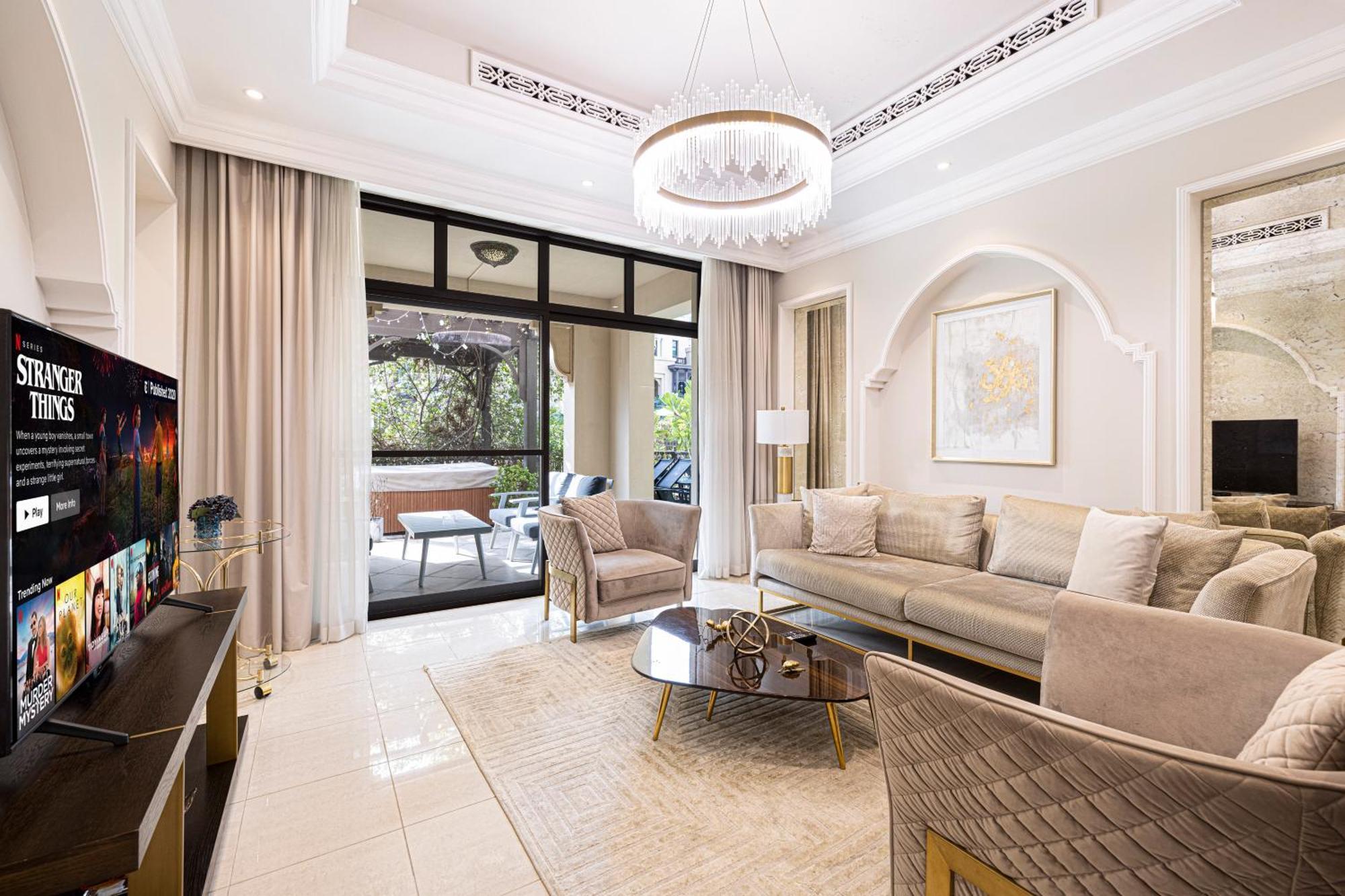 Apartament Luxurious Unique 2 Bed With Private Jacuzzi & Garden - Connected To Souk Al Bahar - Mall *