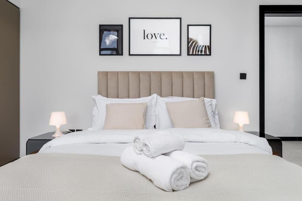 Waves Homes - 15 Northside, Tower 1, Two Bedroom Lägenhet *
