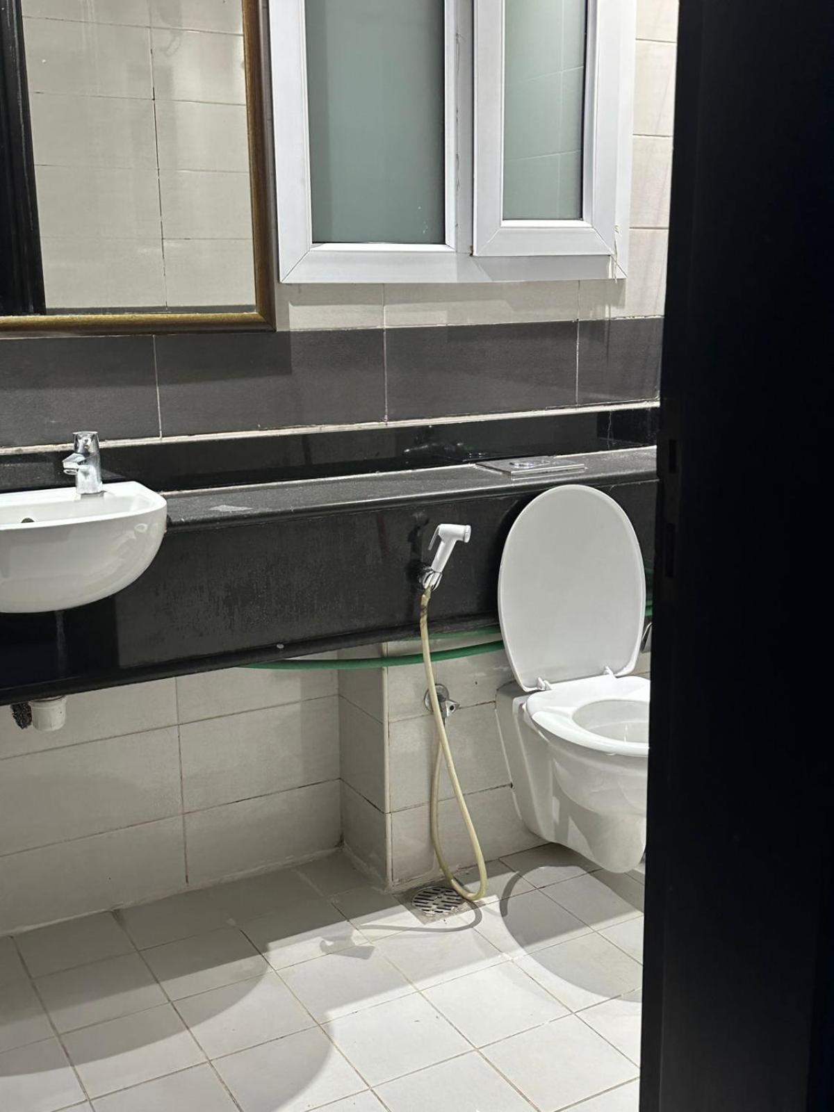 Decent 2 Boys Hostel Near Burjuman Metro Station Dubái