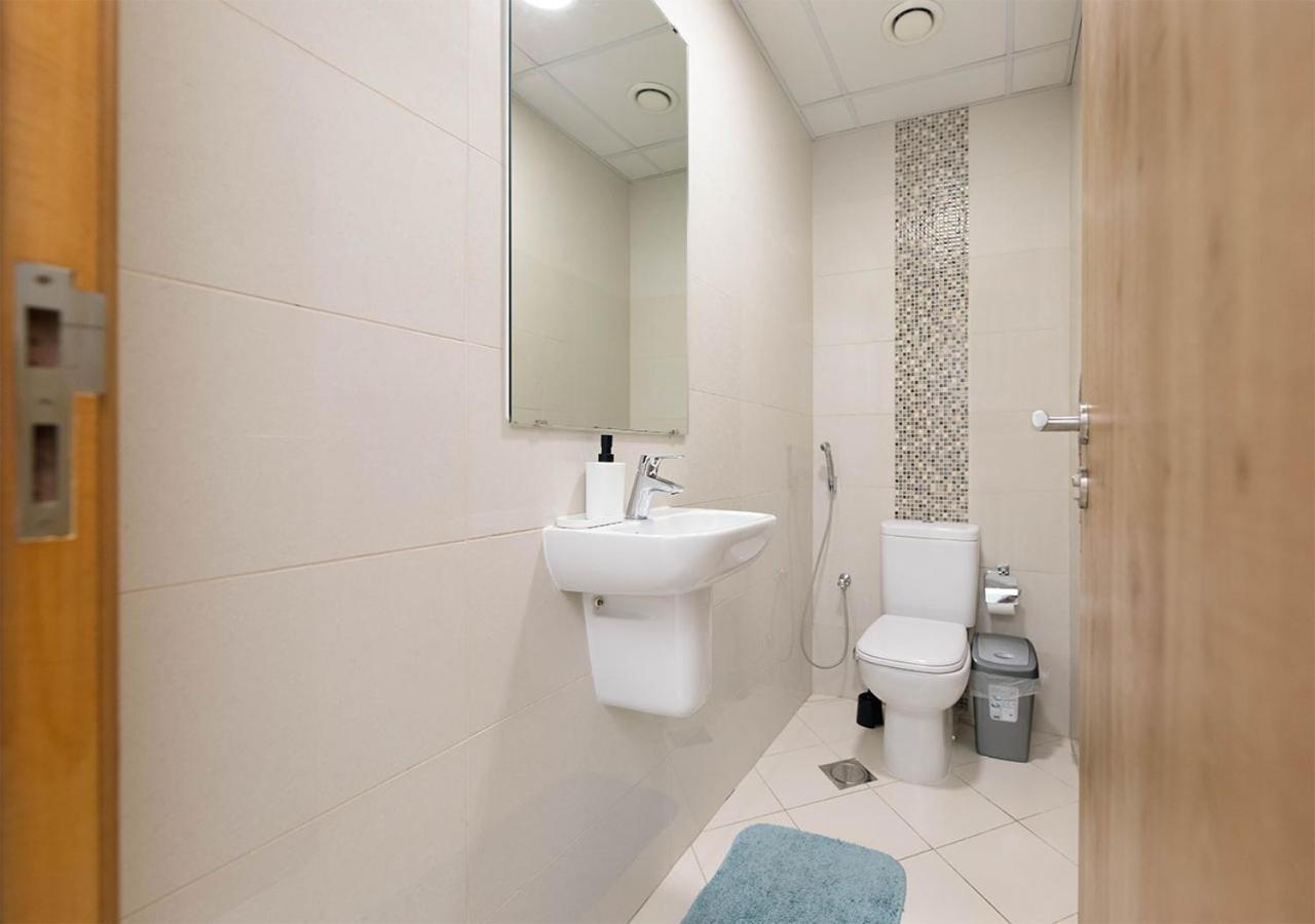 Stylish Space With Balcony Facing The Marina! *