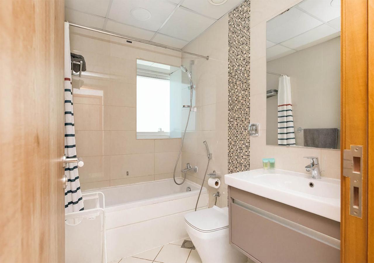 Stylish Space With Balcony Facing The Marina! Apartment