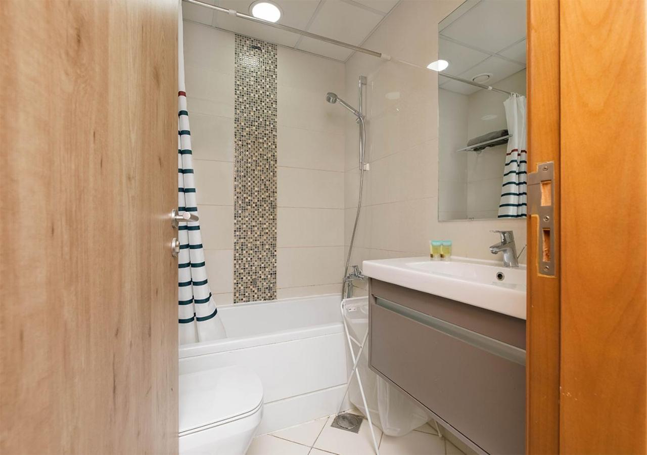 Stylish Space With Balcony Facing The Marina!
