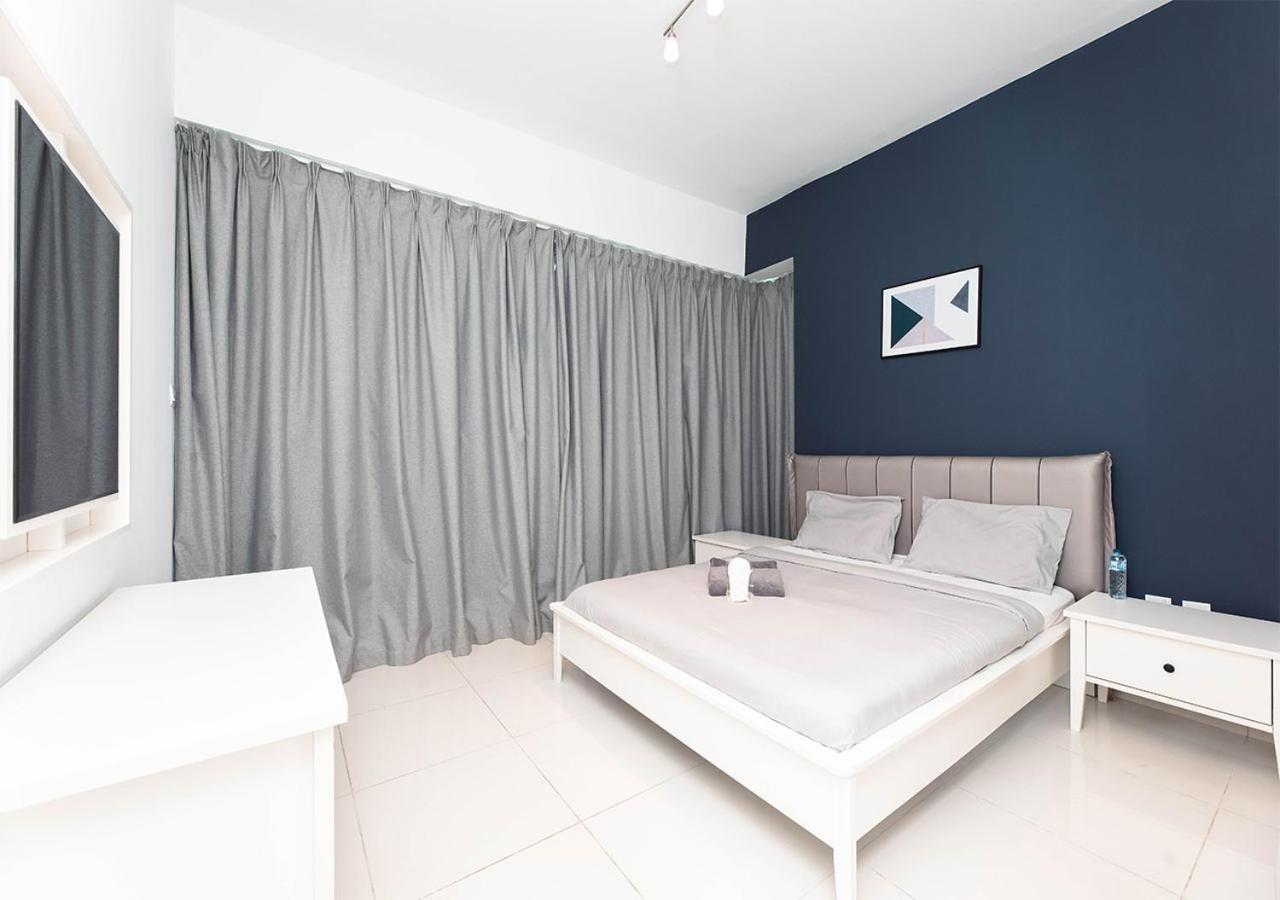 Stylish Space With Balcony Facing The Marina! Apartment *
