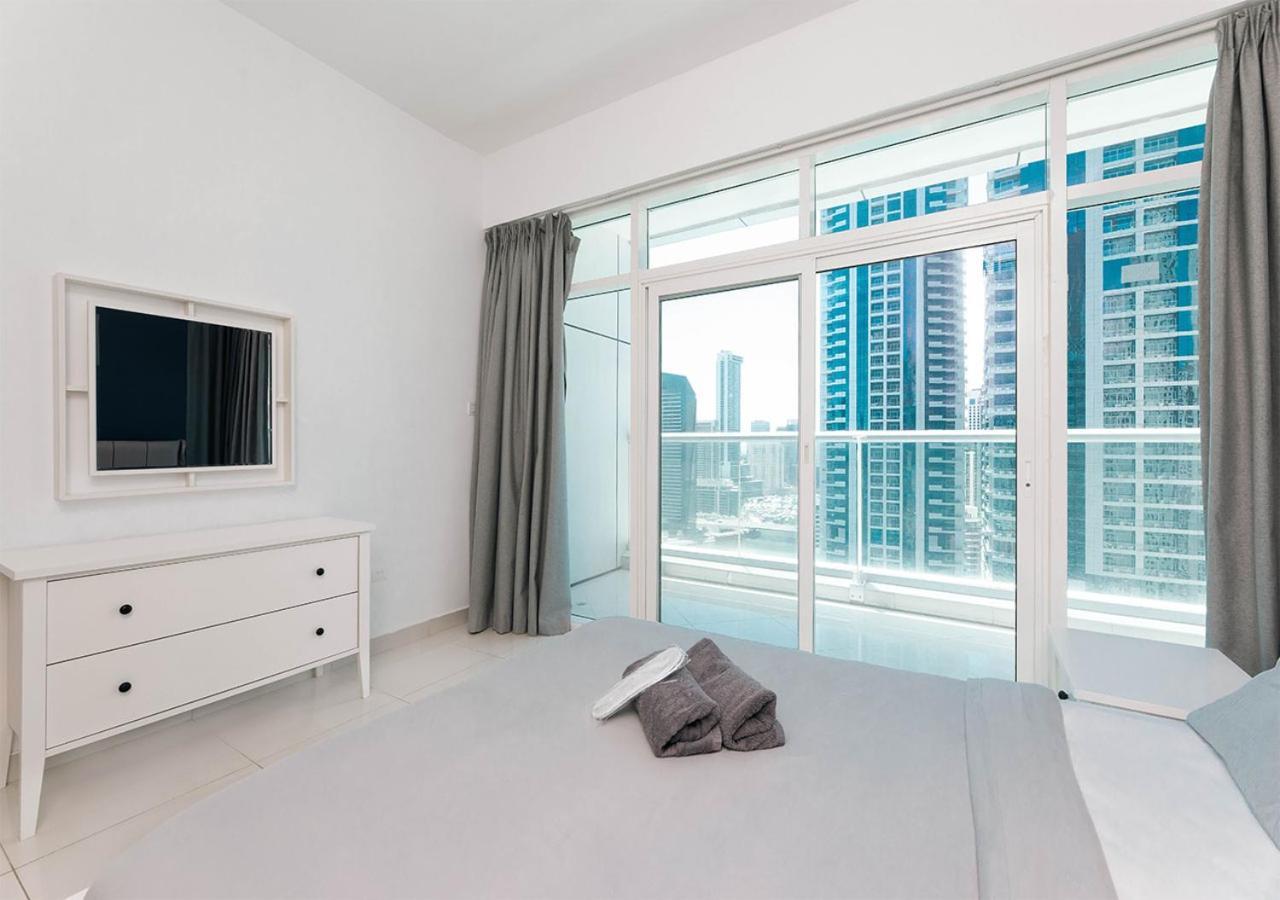 Stylish Space With Balcony Facing The Marina! Apartment