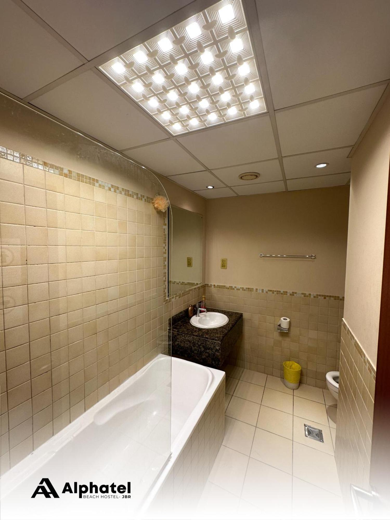 Alphatel Beach Jbr Auberge de jeunesse *