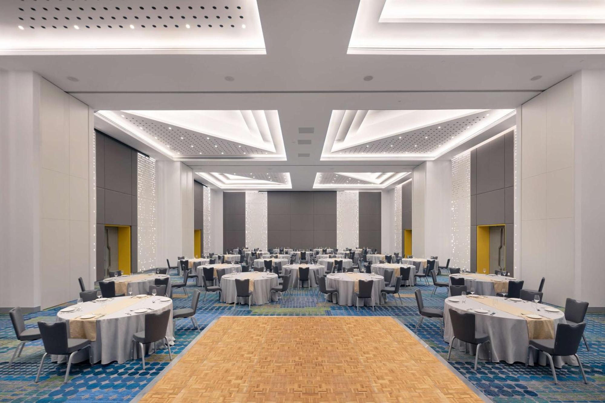 Radisson Red Silicon Oasis