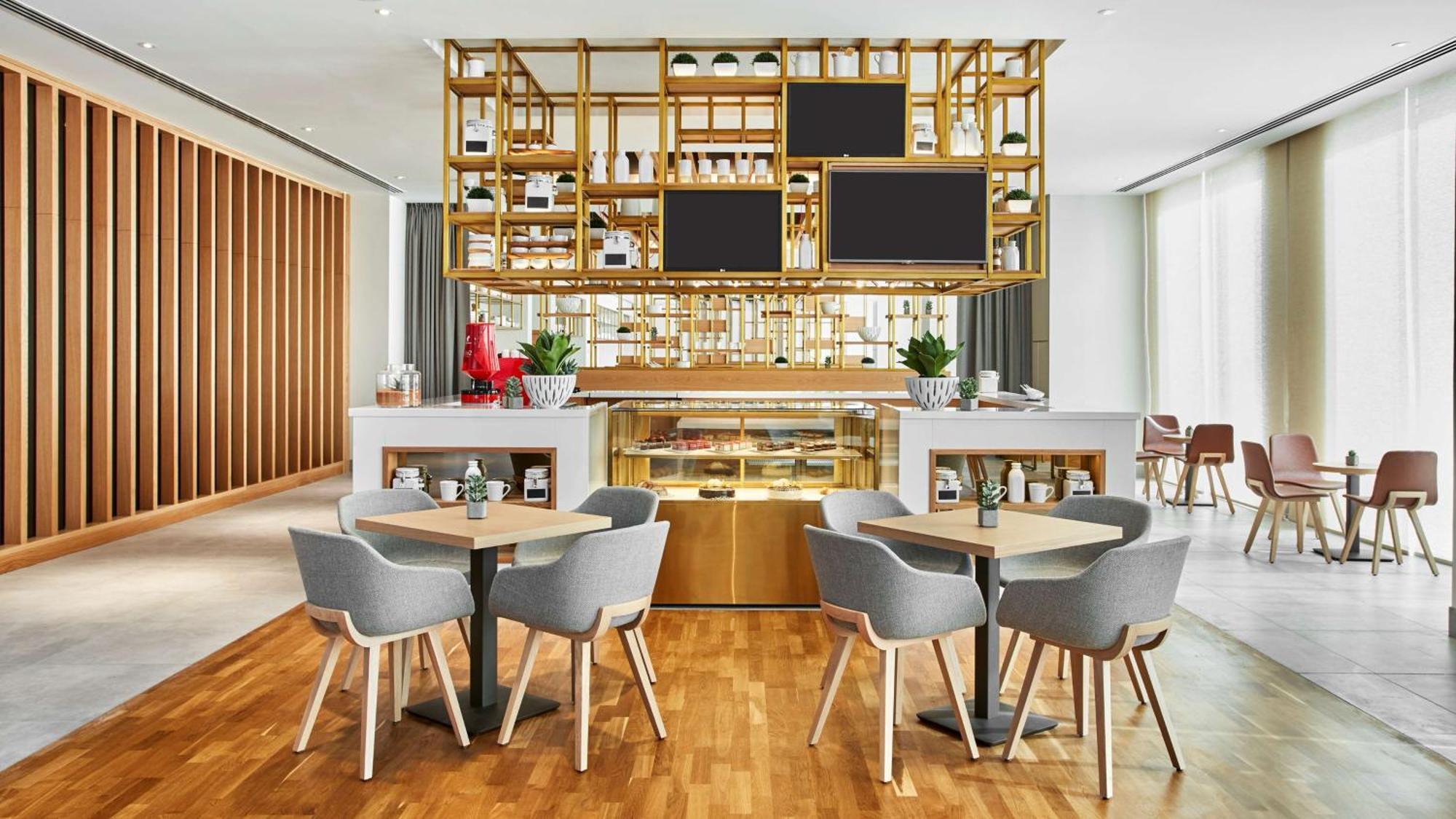 Hilton Garden Dubai, Mall Avenue