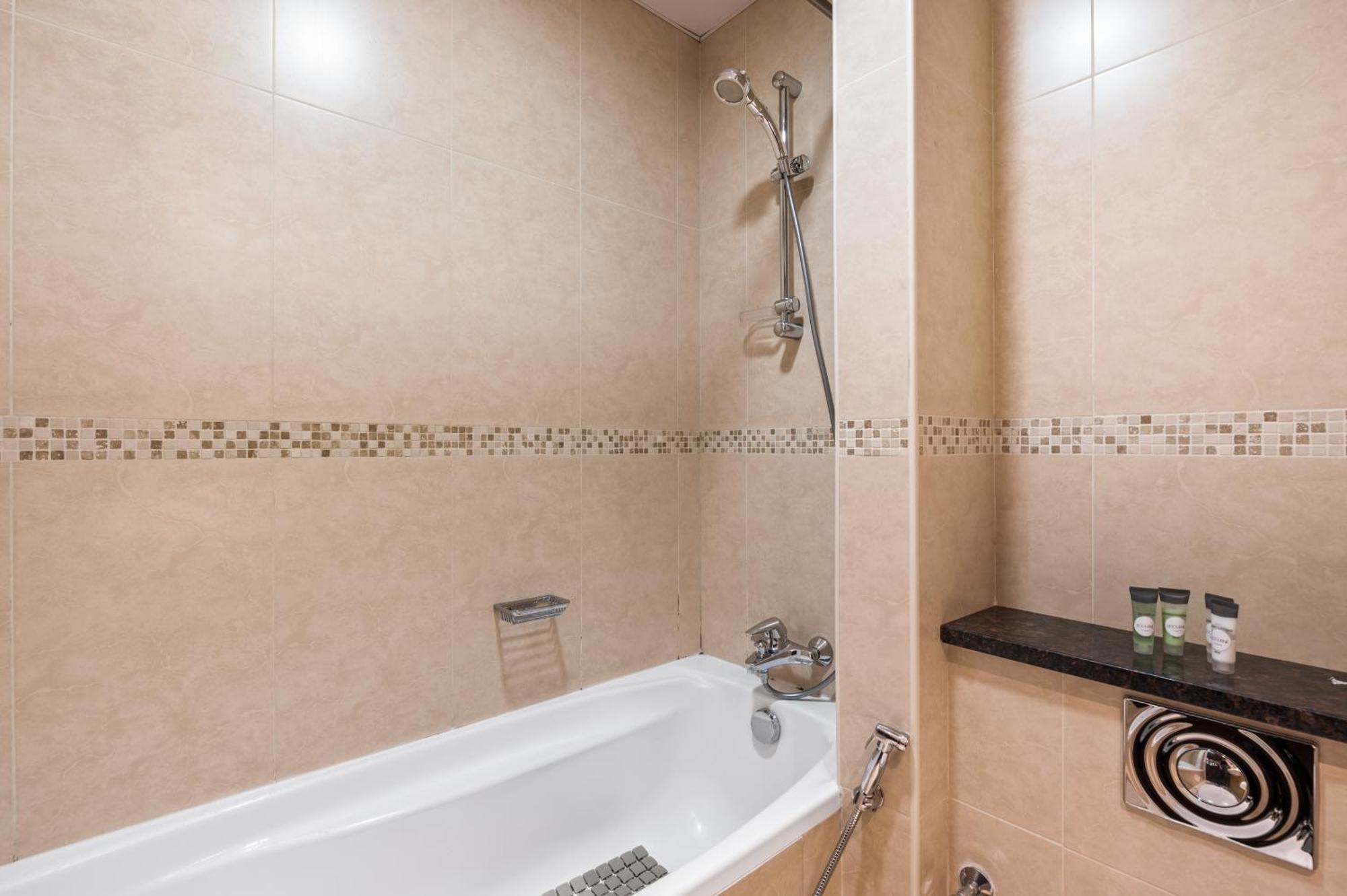 Upscale Full View In Goldcrest View Tower Apartamento Dubái