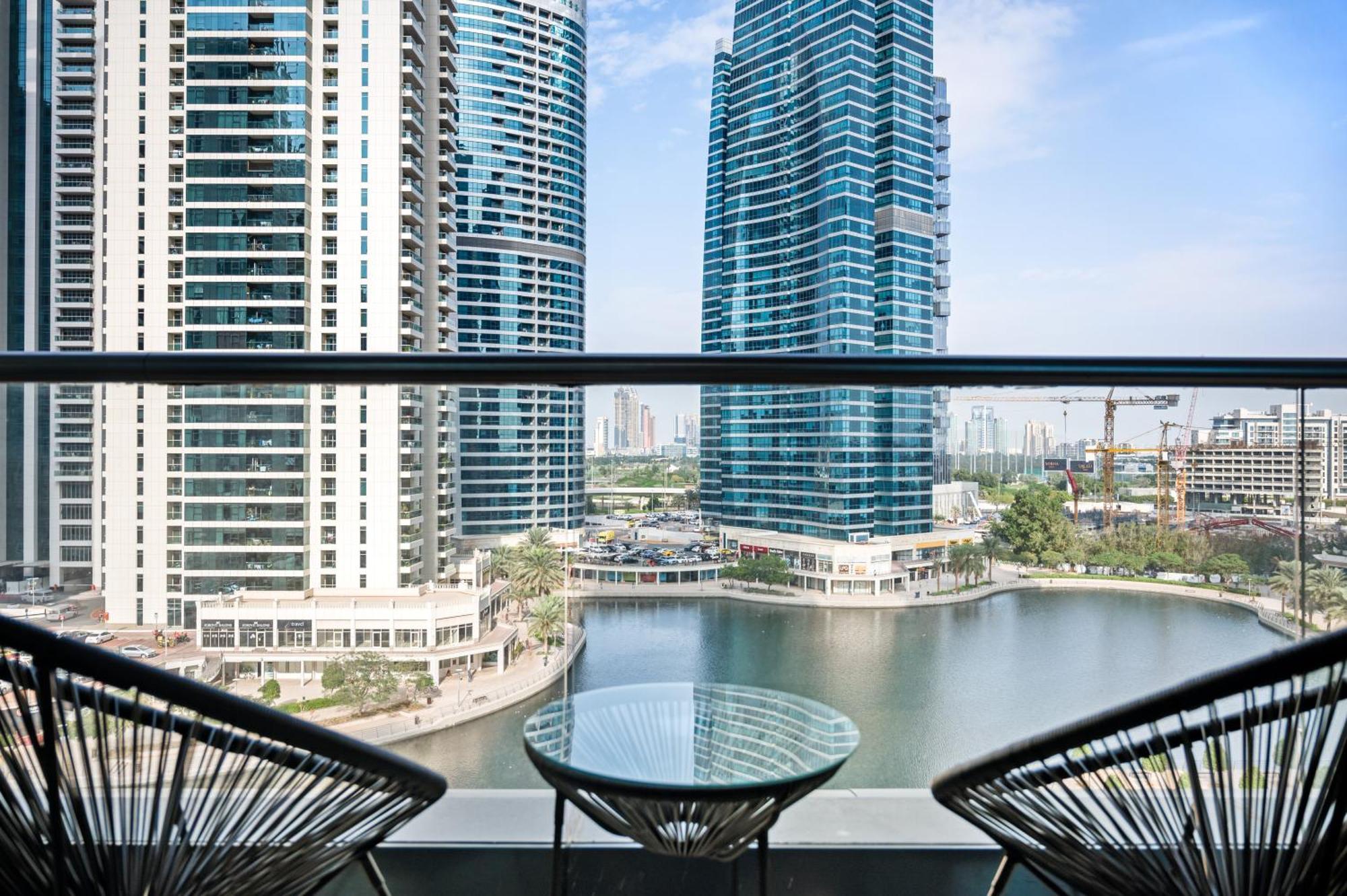 Upscale Full View In Goldcrest View Tower Dubái