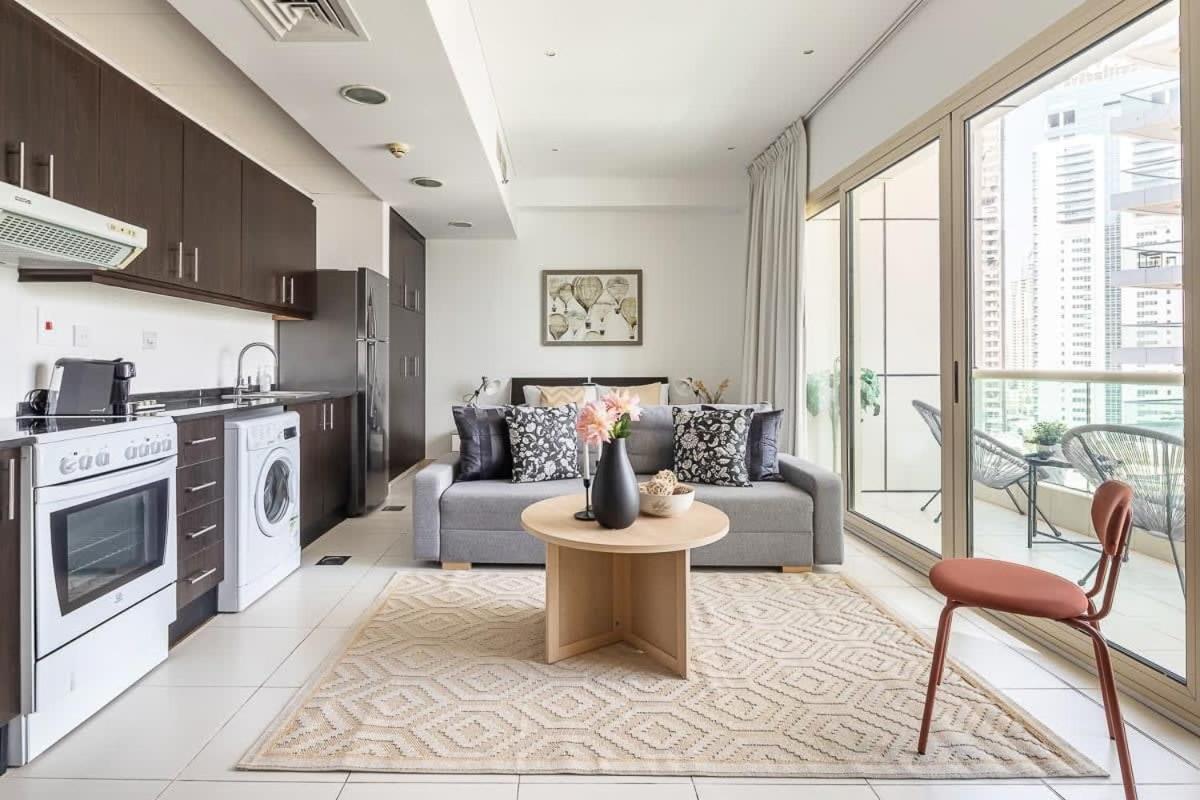 Frank Porter - Royal Oceanic Apartment *