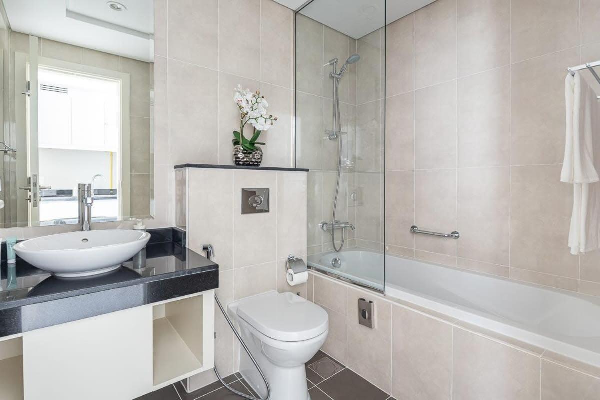 Frank Porter - Damac Artesia Apartment Dubai
