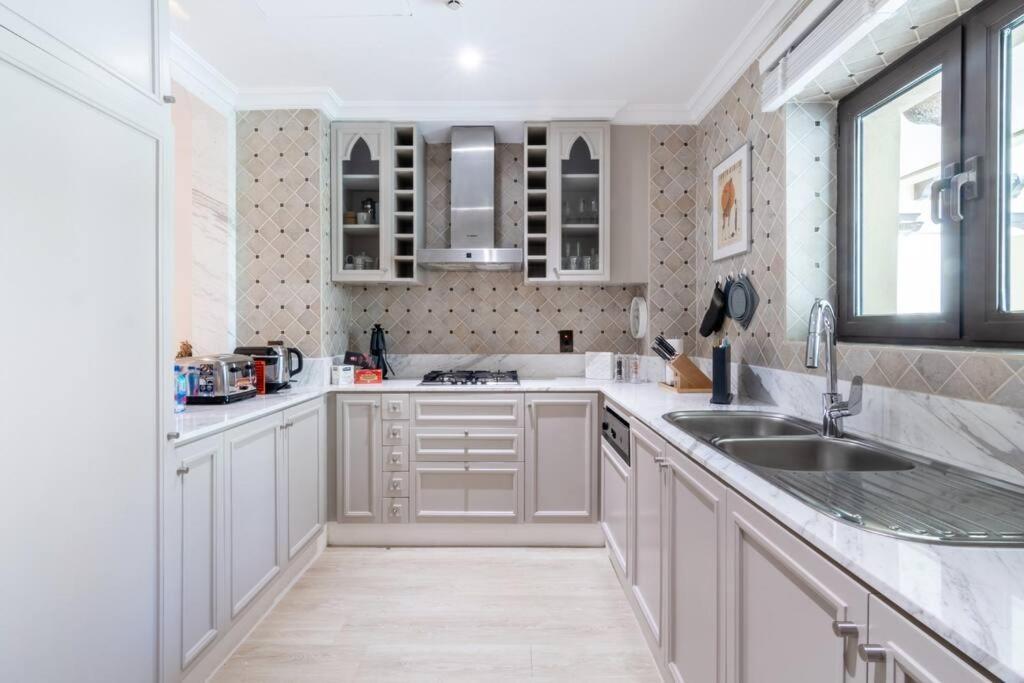 Appartement First Class 1br Tranquil Oasis In Old Town Dubai