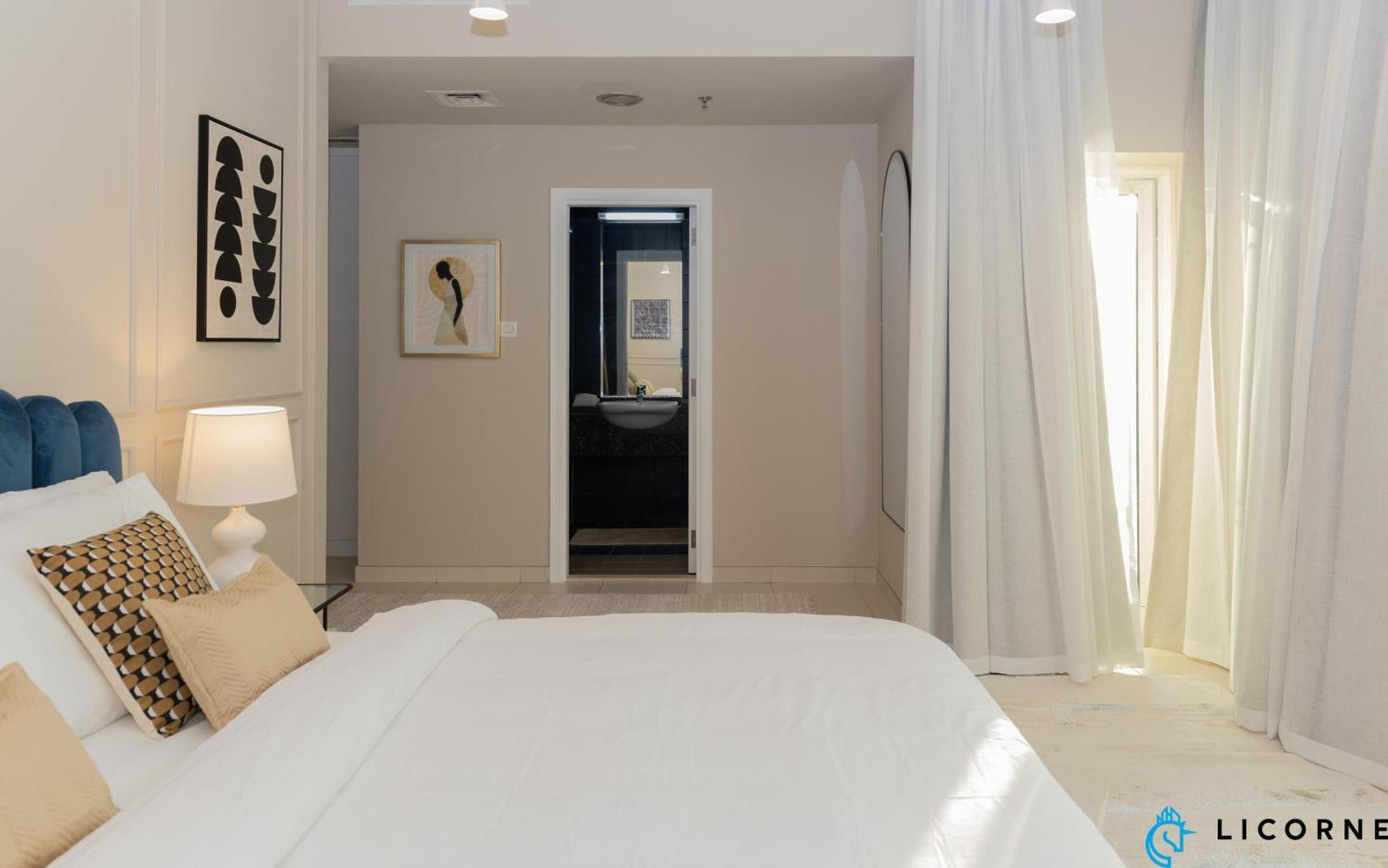 Prime Spacious 2 Bedroom Apt, Burj Khalifa & Canal View - Scala Tower * Dubái